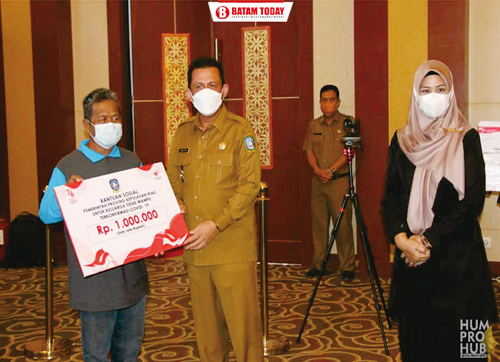 Gubernur Kepri, H. Ansar Ahmad saat foto bersama dengan Keluarga Penerima Bansos